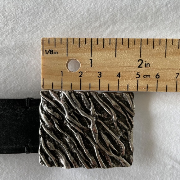 Tom Ford Men’s Leather Belt with Custom Designed Buckle. - Picture 4 of 10